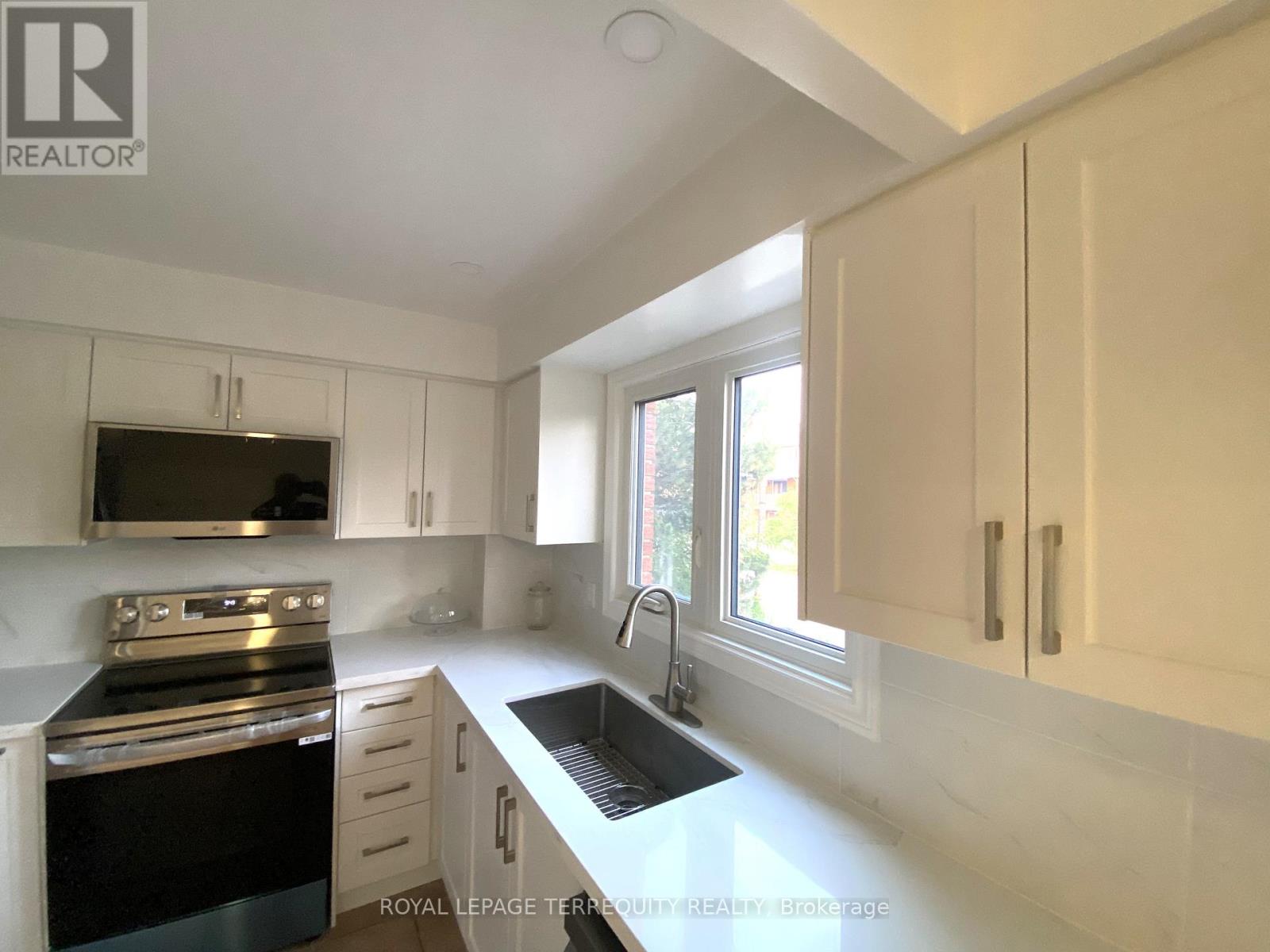 28 Festival Drive, Toronto, Ontario  M2R 3V1 - Photo 7 - C12333374