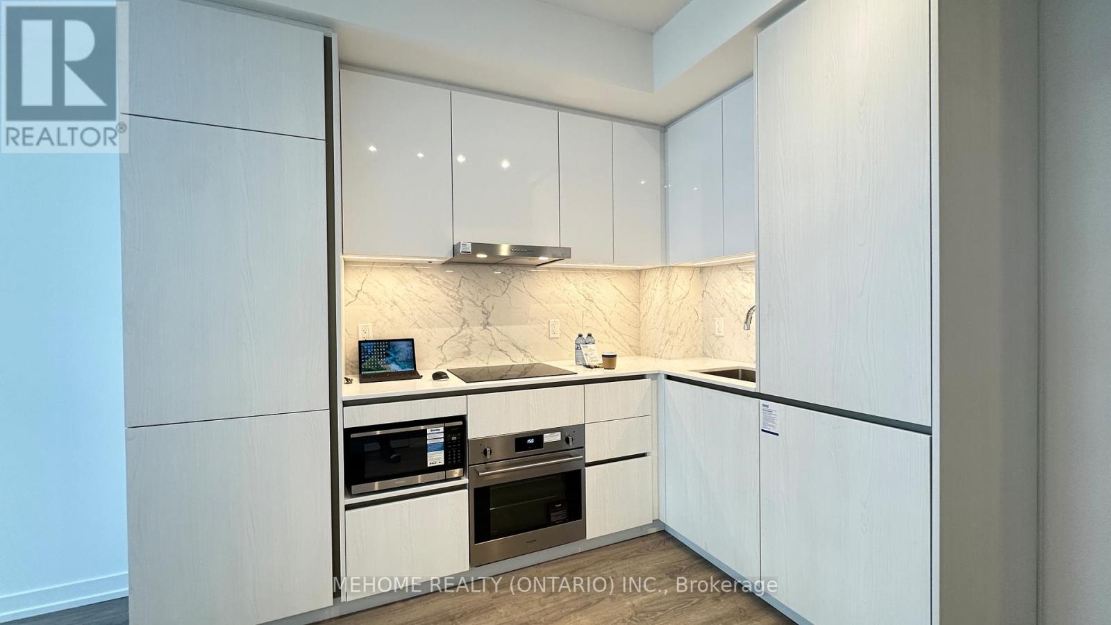 3915 - 8 INTERCHANGE WAY, Vaughan, Ontario