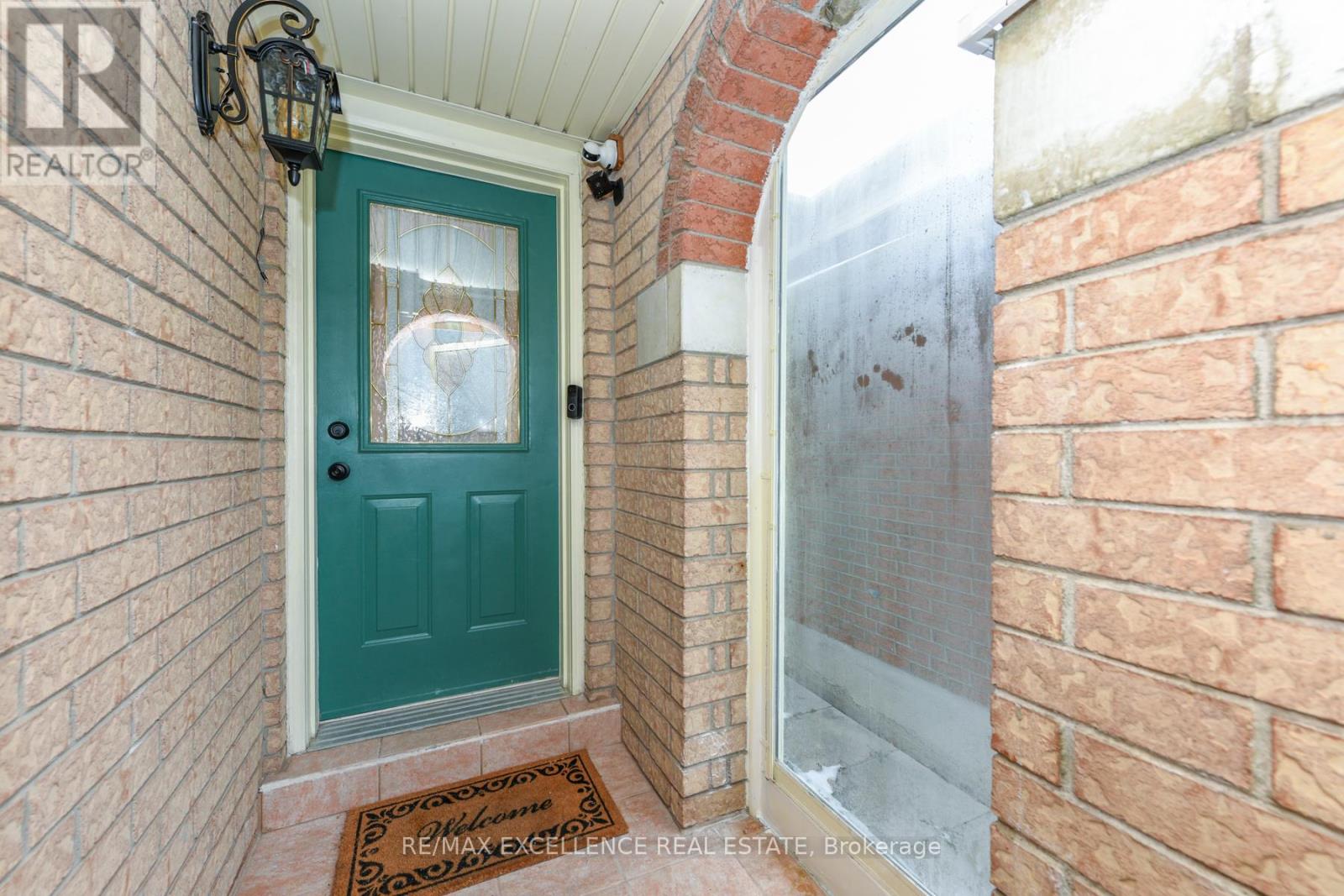 11 Arthurs Crescent, Brampton, Ontario  L6Y 4Y5 - Photo 2 - W12628930