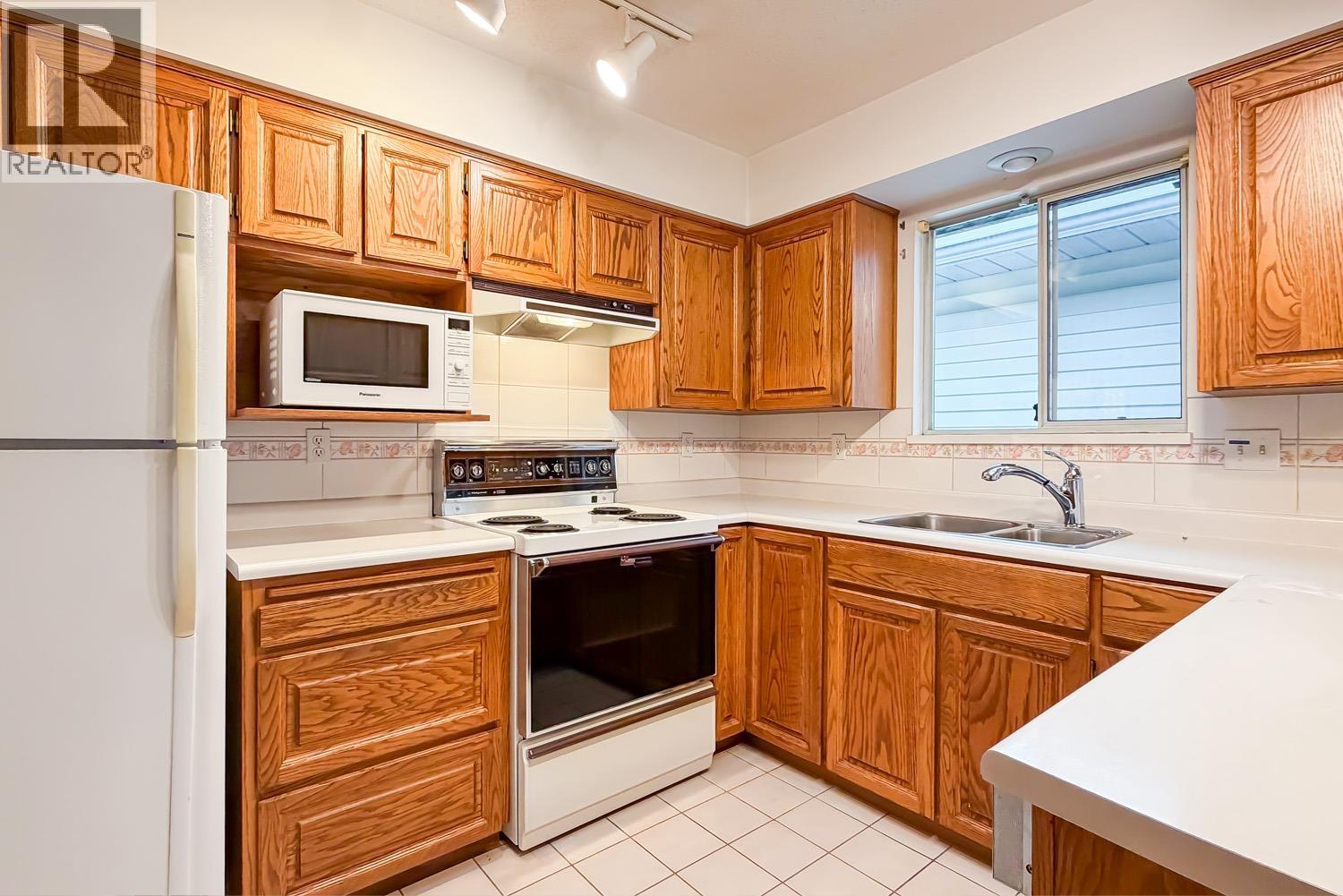 7459 Holly Street, Burnaby, British Columbia  V5E 2C3 - Photo 6 - R3073506