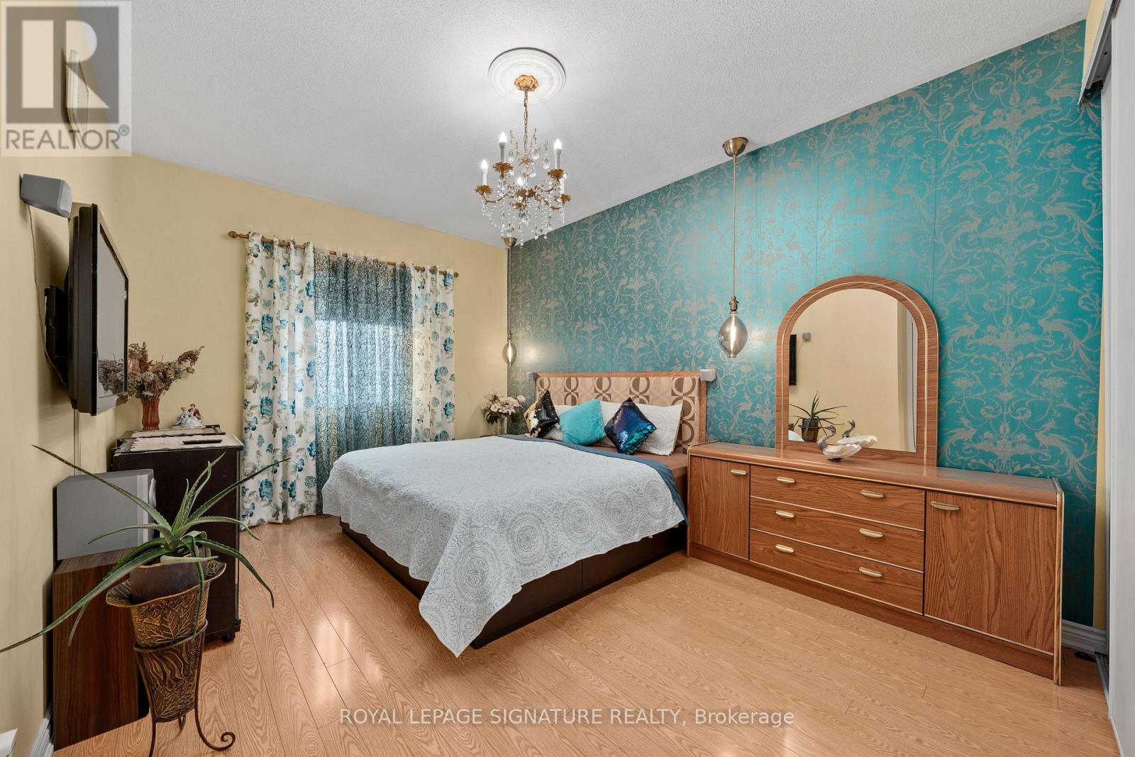 687 Twain Avenue, Mississauga, Ontario  L5W 1K7 - Photo 6 - W12627186