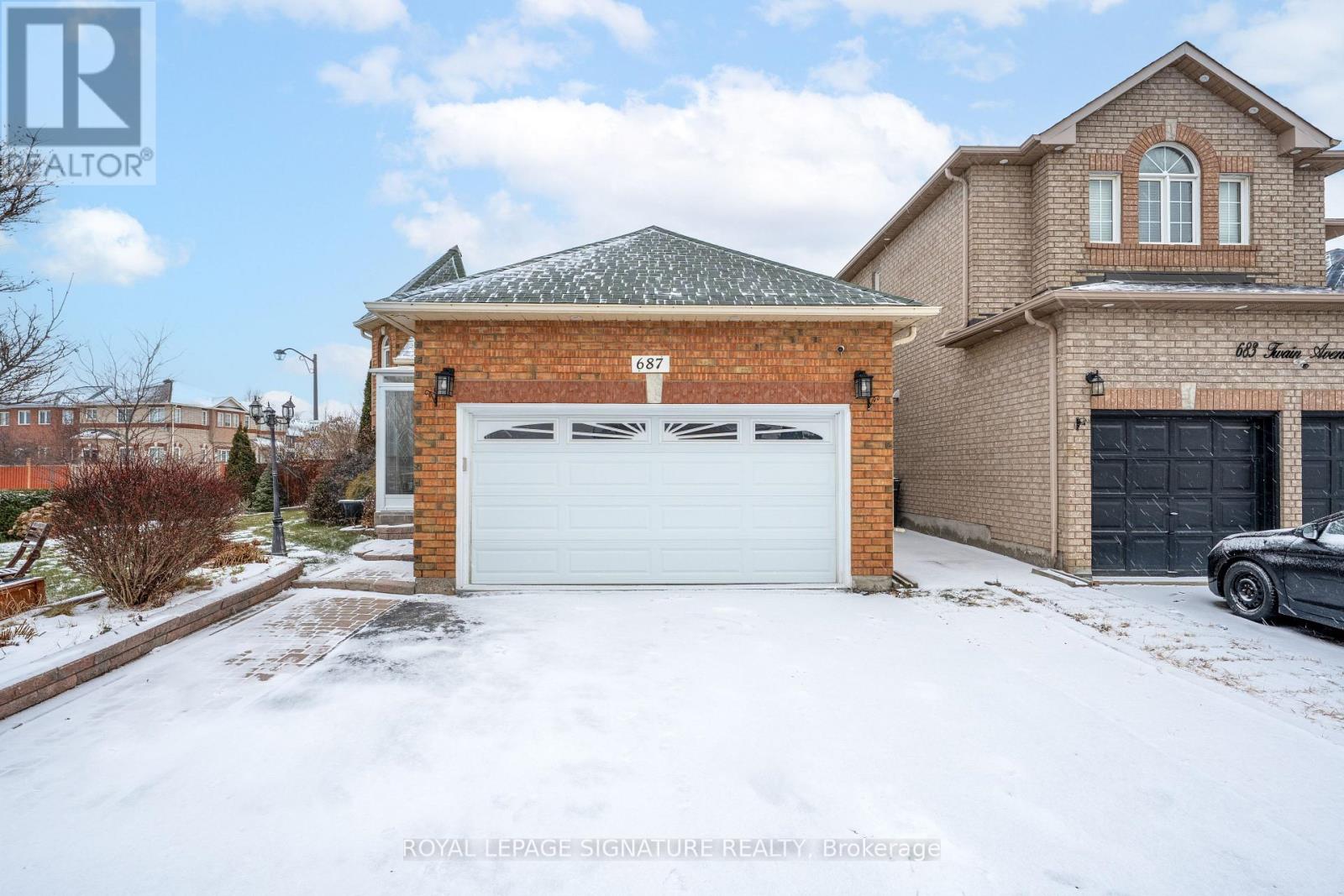 687 Twain Avenue, Mississauga, Ontario  L5W 1K7 - Photo 2 - W12627186