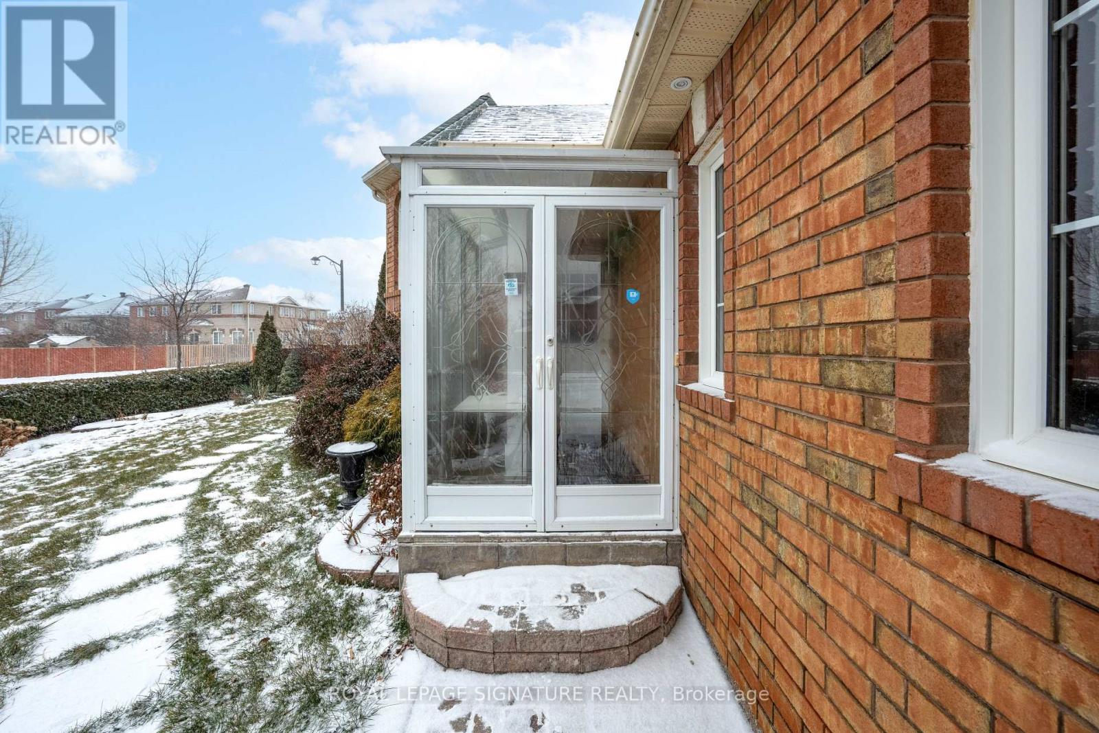 687 Twain Avenue, Mississauga, Ontario  L5W 1K7 - Photo 3 - W12627186