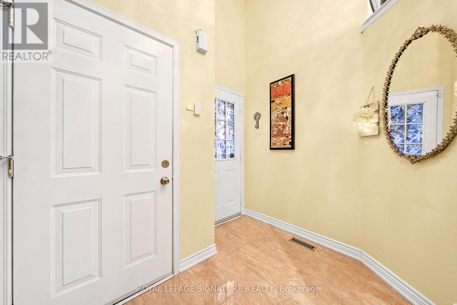 687 Twain Avenue, Mississauga, Ontario  L5W 1K7 - Photo 7 - W12627186