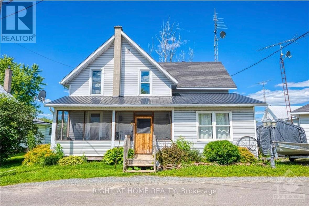 12 CIRCLE DRIVE, Rideau Lakes, Ontario