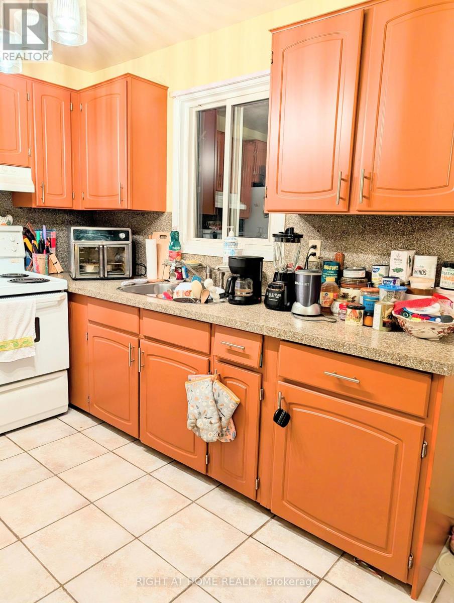 4278 Sawmill Valley Drive, Mississauga, Ontario  L5L 3M9 - Photo 11 - W12545416