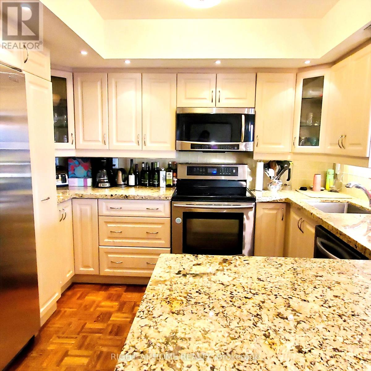 <div class="slider-price">$4,000 Monthly</div><p>2614 - 1001 Bay Street, Toronto, Ontario</p>