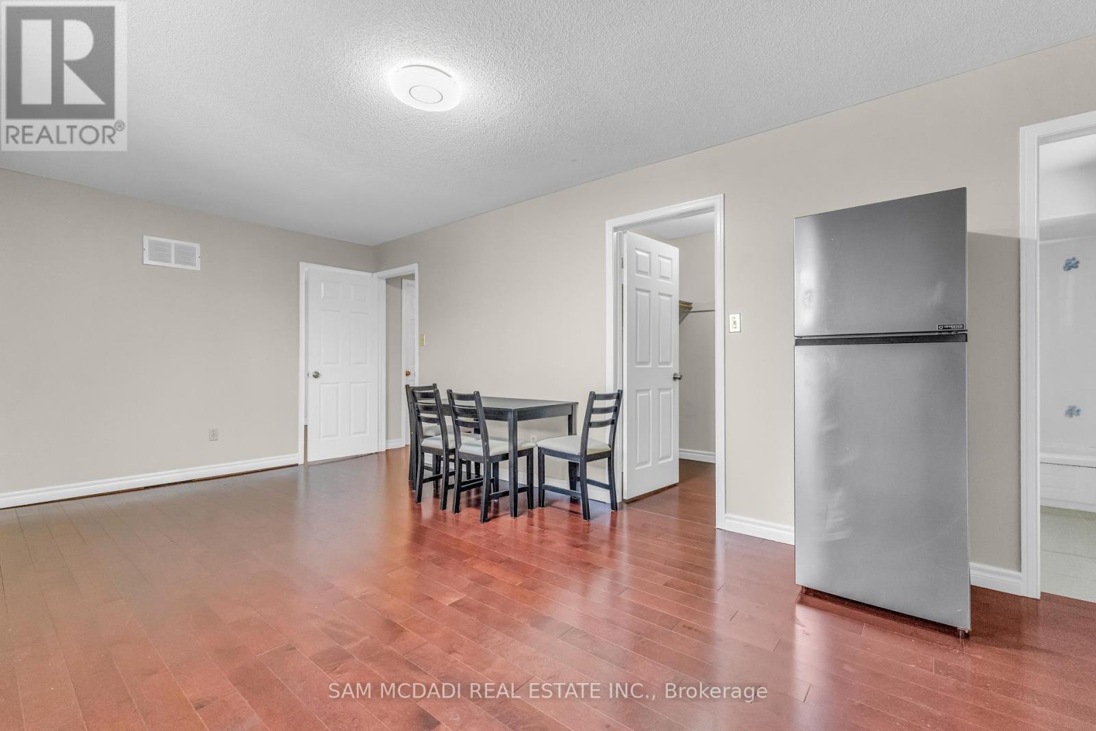 Unit 1 - 734 Woburn Woods Lane, Mississauga, Ontario  L5C 4N1 - Photo 7 - W12629170