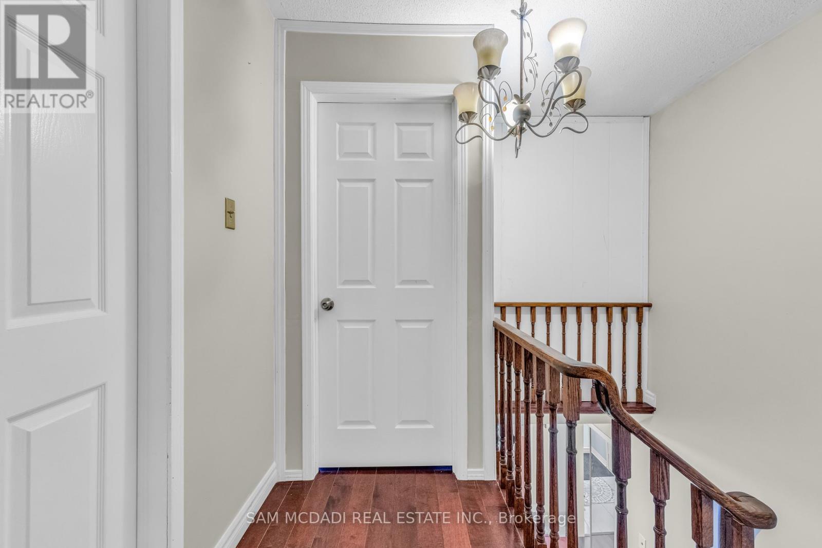 Unit 2 - 734 Woburn Woods Lane, Mississauga, Ontario  L5C 4N1 - Photo 3 - W12629178