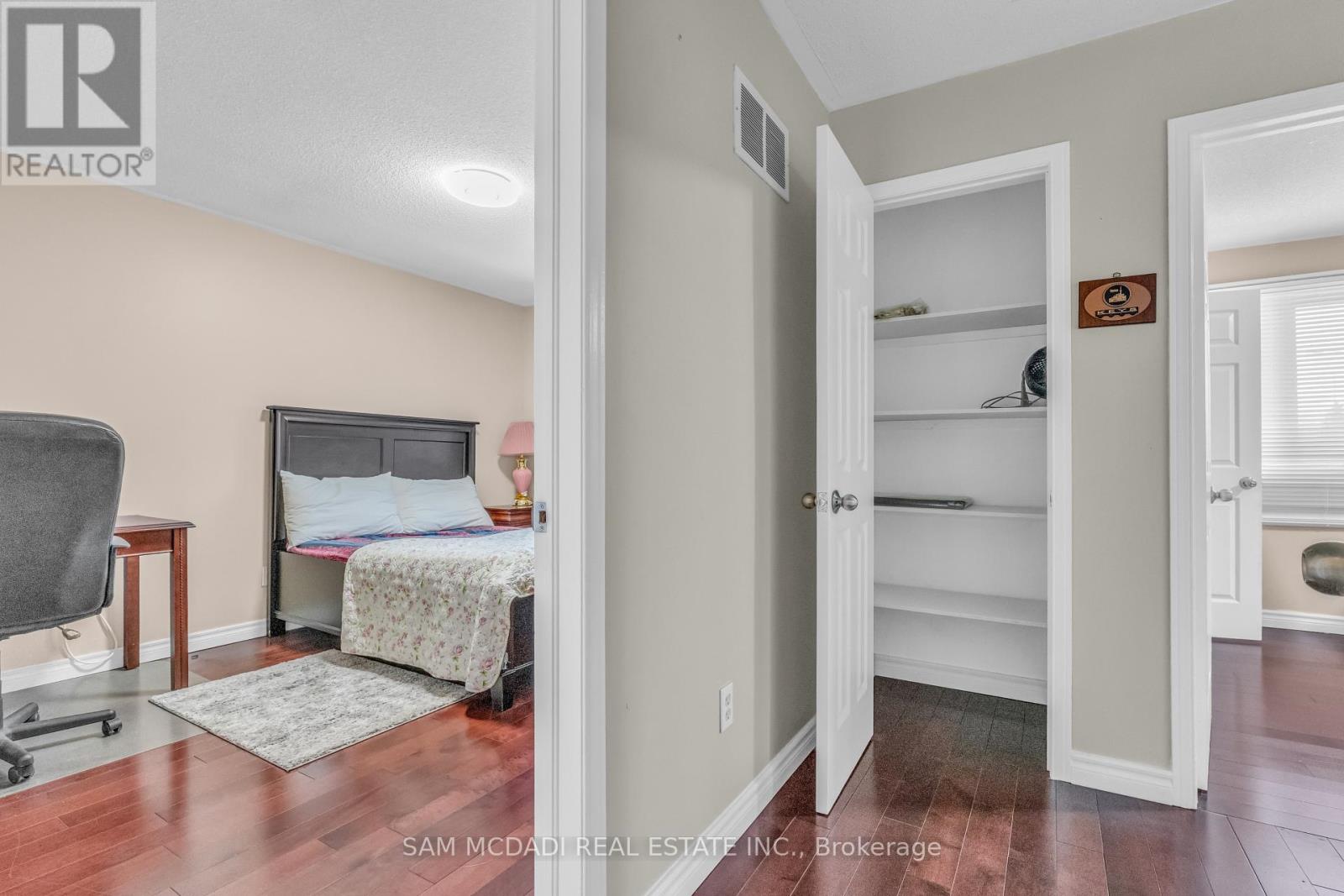 Unit 2 - 734 Woburn Woods Lane, Mississauga, Ontario  L5C 4N1 - Photo 6 - W12629178