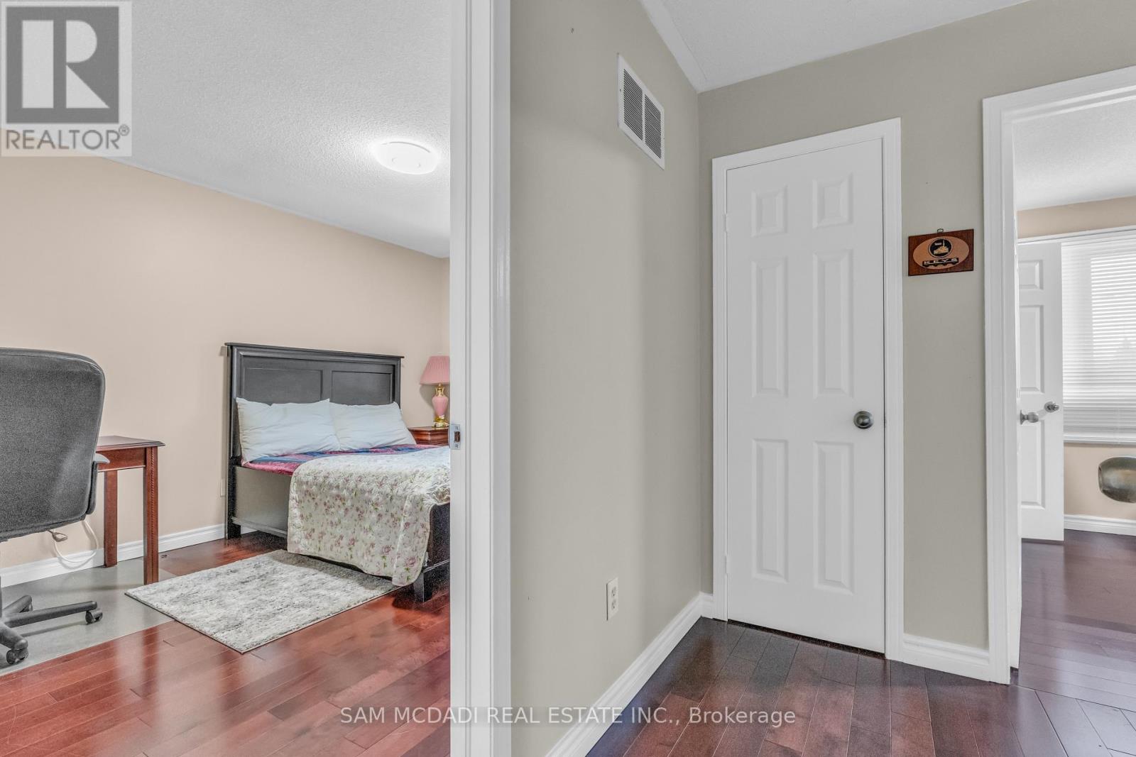 Upper Unit - 734 Woburn Woods Lane, Mississauga, Ontario  L5C 4N1 - Photo 13 - W12629180
