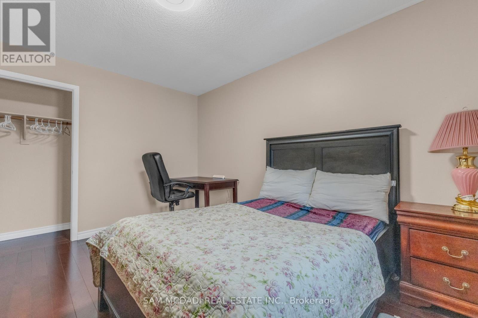 Upper Unit - 734 Woburn Woods Lane, Mississauga, Ontario  L5C 4N1 - Photo 16 - W12629180