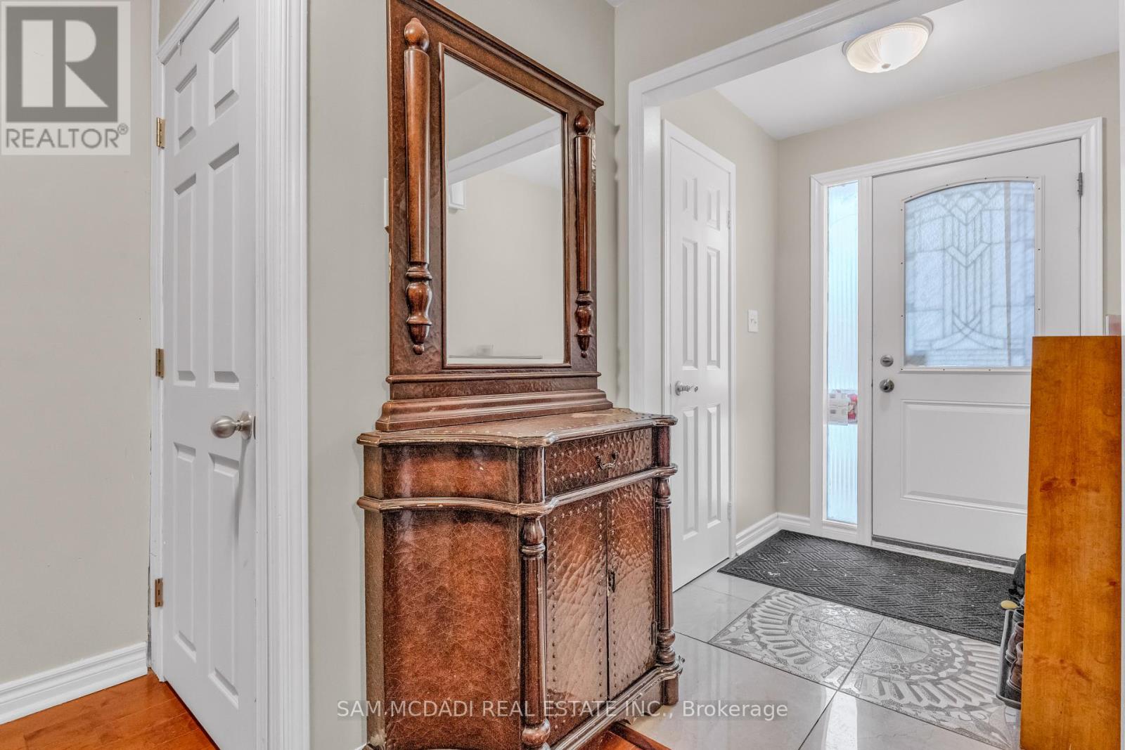 Upper Unit - 734 Woburn Woods Lane, Mississauga, Ontario  L5C 4N1 - Photo 3 - W12629180