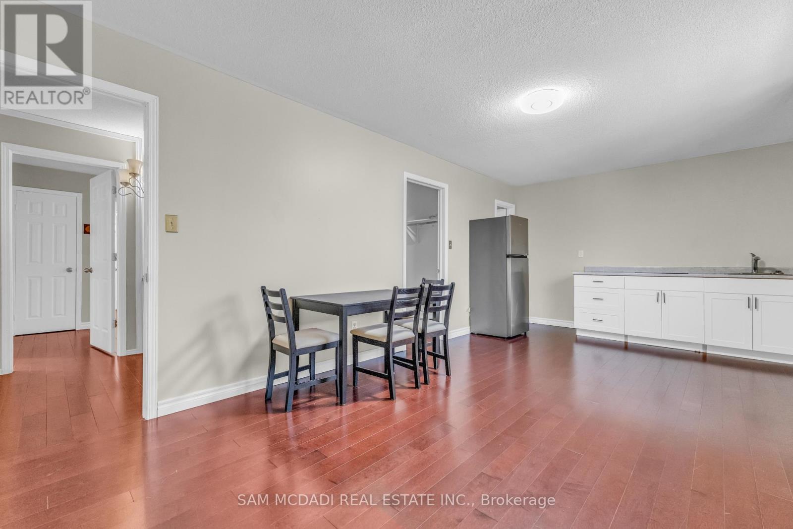 Upper Unit - 734 Woburn Woods Lane, Mississauga, Ontario  L5C 4N1 - Photo 6 - W12629180