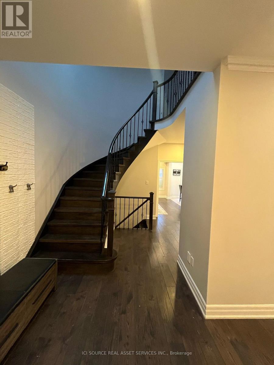 Upper - 419 Seneca Court, Newmarket (Summerhill Estates), Ontario  L3X 2C8 - Photo 2 - N12629196