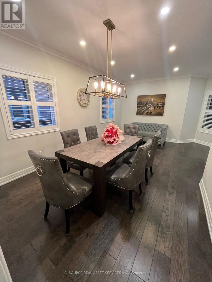 Upper - 419 Seneca Court, Newmarket (Summerhill Estates), Ontario  L3X 2C8 - Photo 4 - N12629196