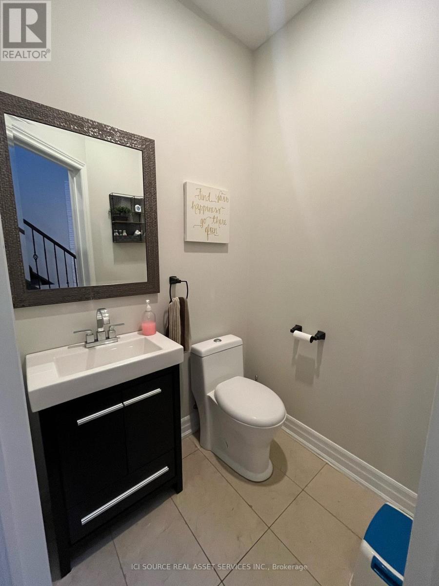 Upper - 419 Seneca Court, Newmarket (Summerhill Estates), Ontario  L3X 2C8 - Photo 7 - N12629196