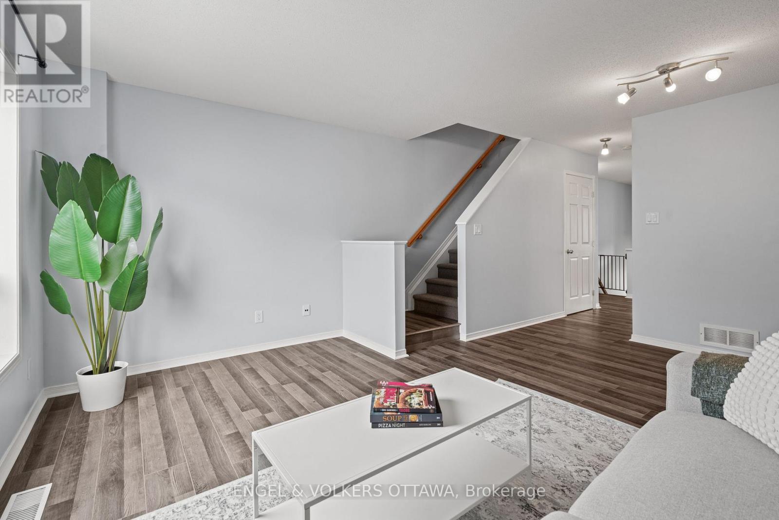 142 Wharhol Private, Ottawa, Ontario K2H 1G5 - Photo 13 - X12463500