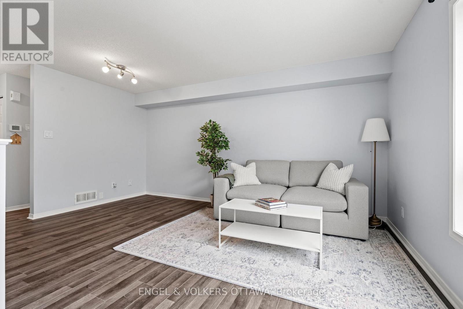 142 Wharhol Private, Ottawa, Ontario K2H 1G5 - Photo 14 - X12463500