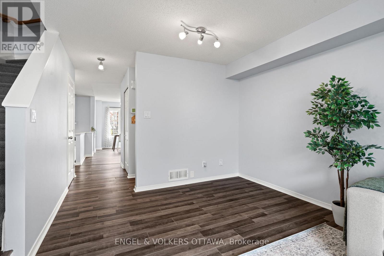 142 Wharhol Private, Ottawa, Ontario K2H 1G5 - Photo 11 - X12463500