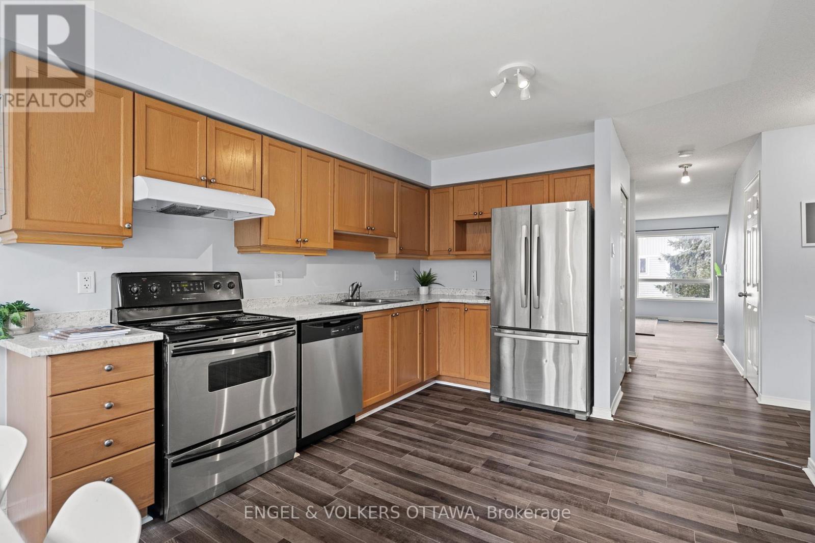 142 Wharhol Private, Ottawa, Ontario K2H 1G5 - Photo 4 - X12463500