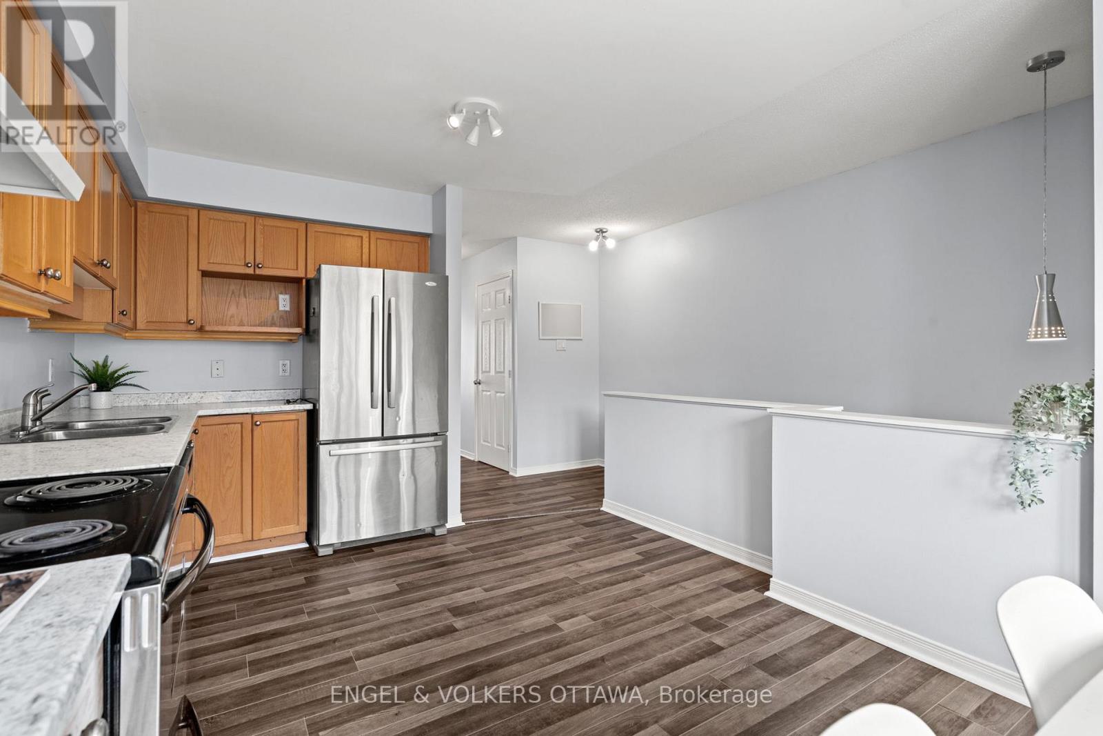 142 Wharhol Private, Ottawa, Ontario K2H 1G5 - Photo 5 - X12463500