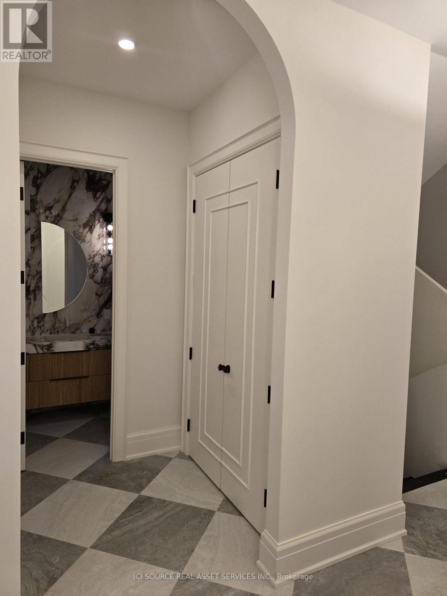 38 Ridgevale Drive, Toronto, Ontario  M6A 1K8 - Photo 5 - C12629210