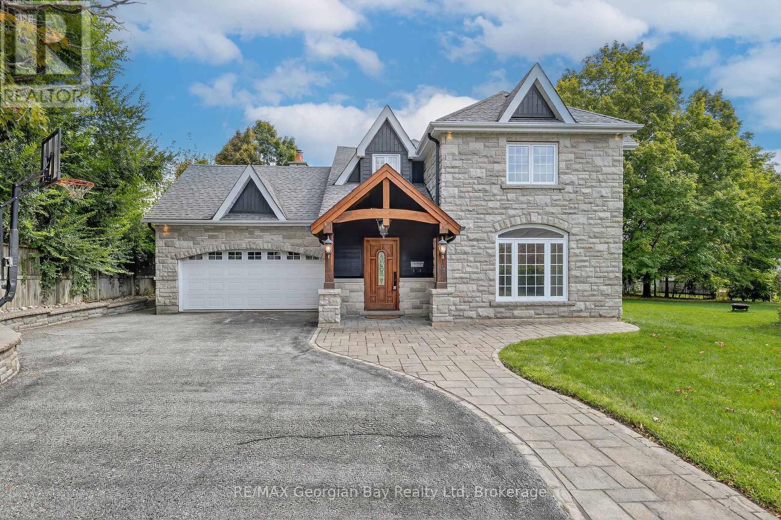 105 Duckworth Street, Barrie, Ontario L4M 3V9 - Photo 1 - S12629236