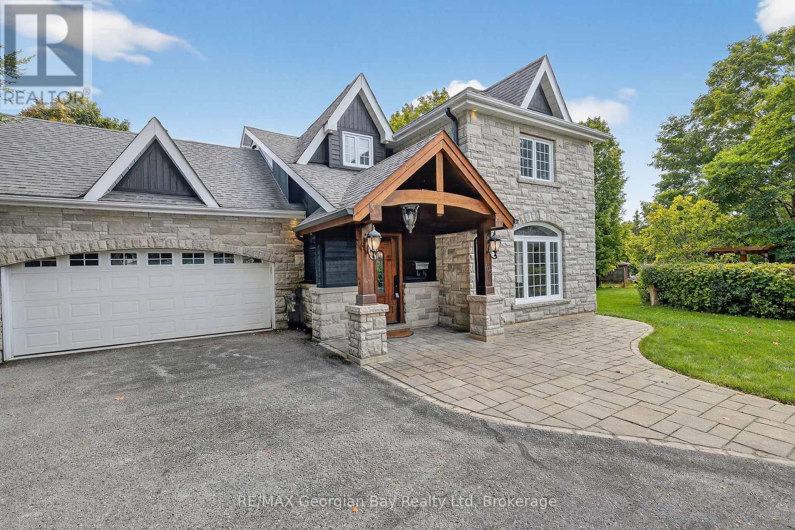 105 Duckworth Street, Barrie, Ontario L4M 3V9 - Photo 2 - S12629236