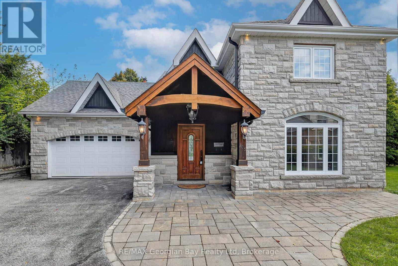 105 Duckworth Street, Barrie, Ontario L4M 3V9 - Photo 3 - S12629236