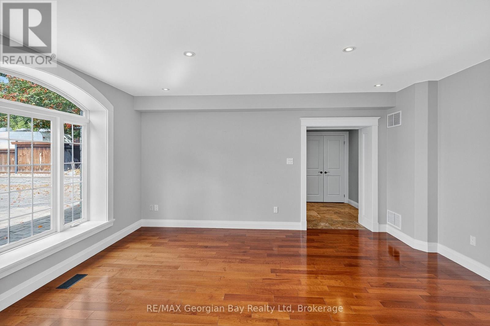 105 Duckworth Street, Barrie, Ontario L4M 3V9 - Photo 4 - S12629236