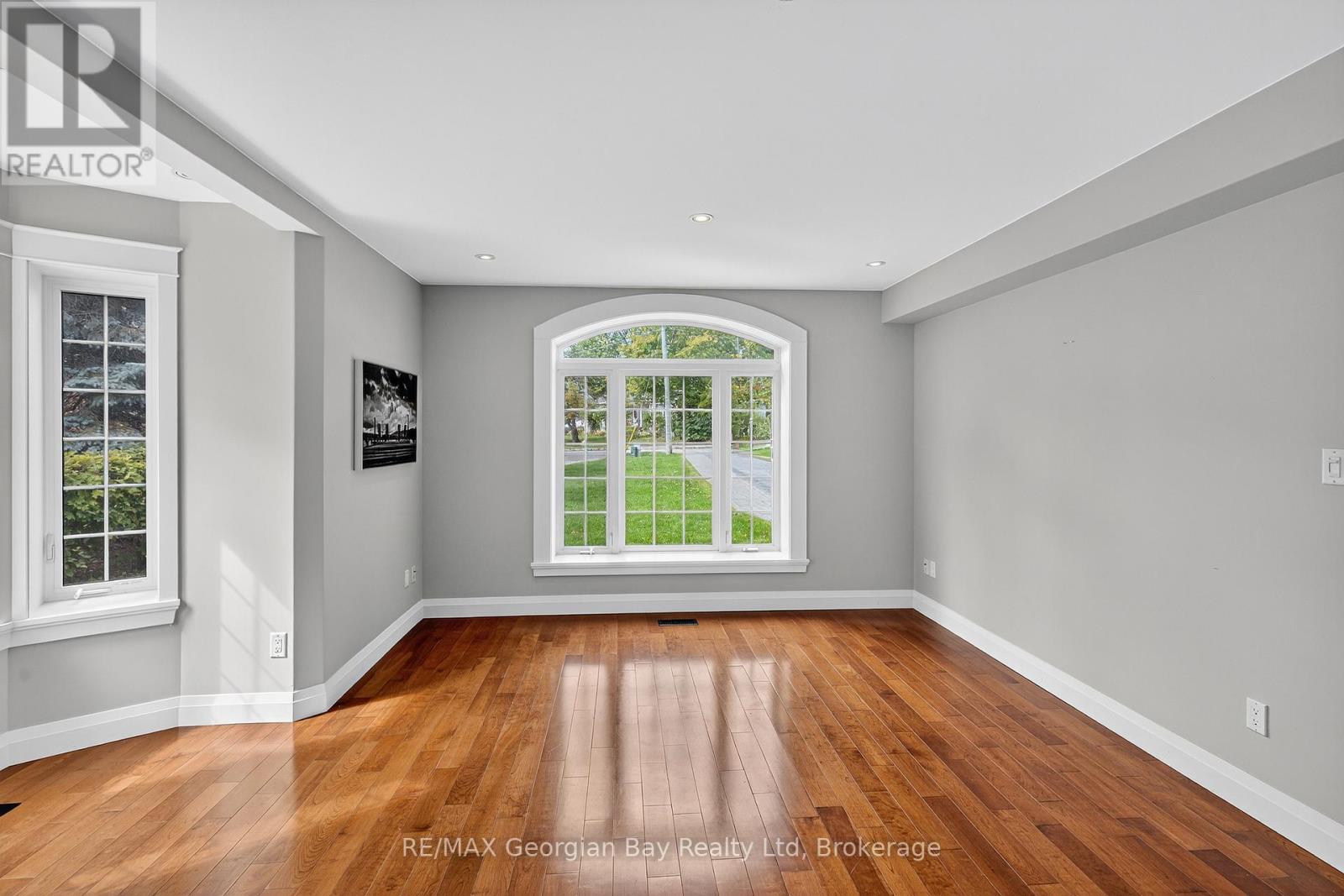 105 Duckworth Street, Barrie, Ontario L4M 3V9 - Photo 5 - S12629236