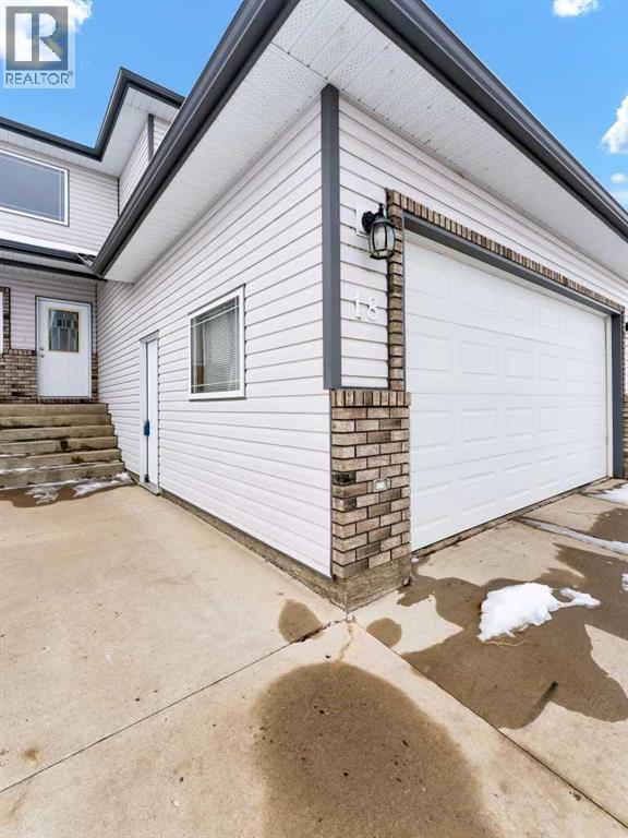 18 Vista Close Se, Medicine Hat, Alberta T1B 0A9 - Photo 3 - A2273526