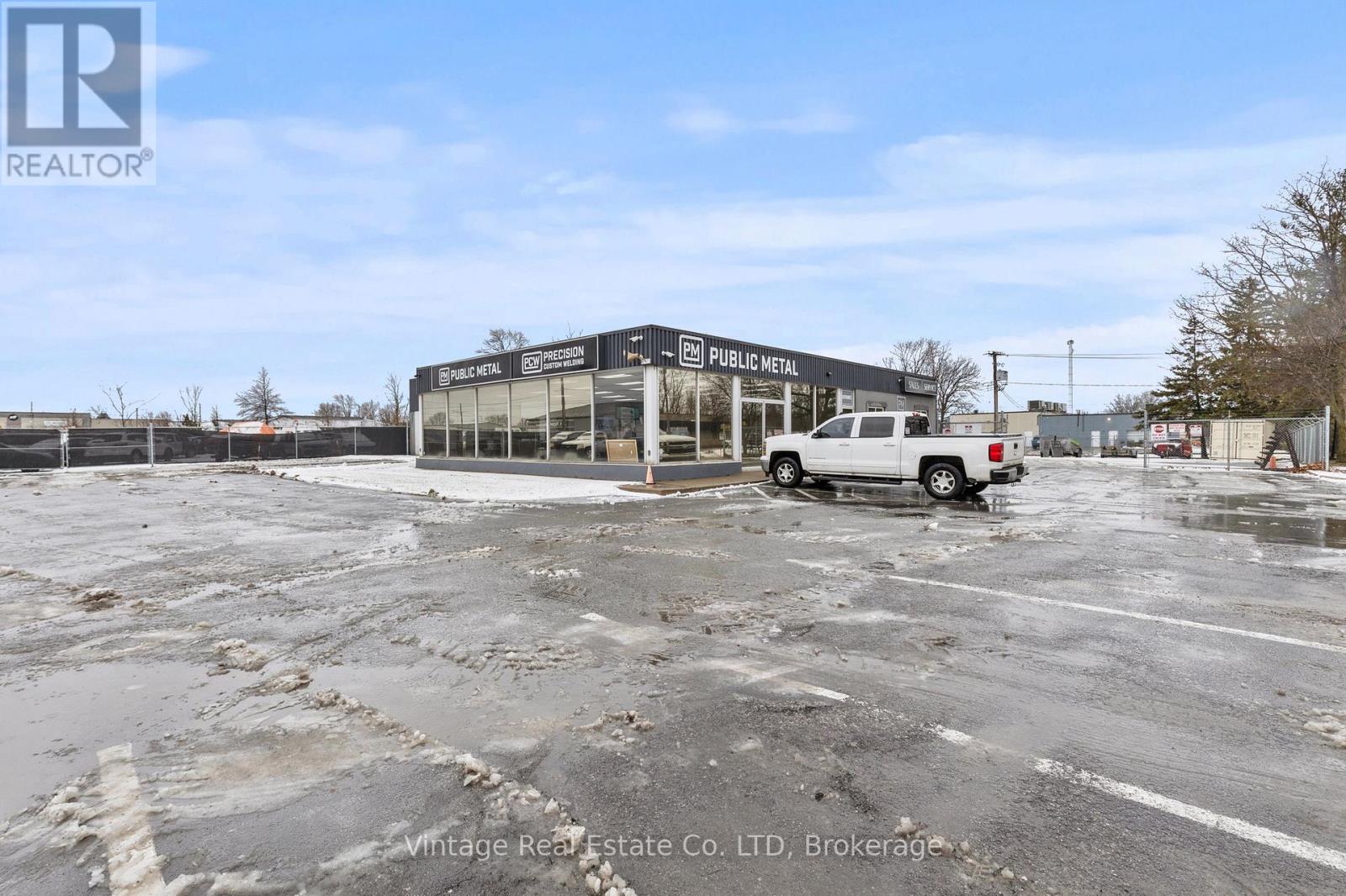 113 Shaw Street, Welland, Ontario L3B 5X4 - Photo 2 - X12629262