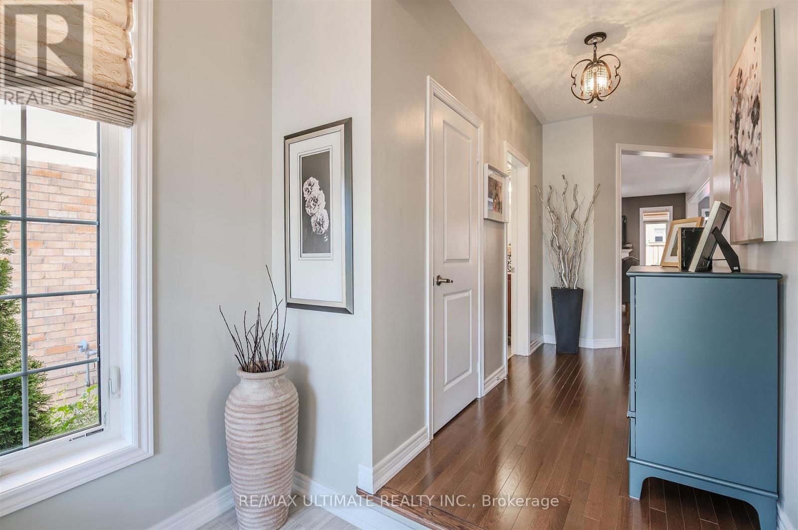 47 Lewis Avenue, Bradford West Gwillimbury, Ontario  L3Z 0X2 - Photo 4 - N12629264