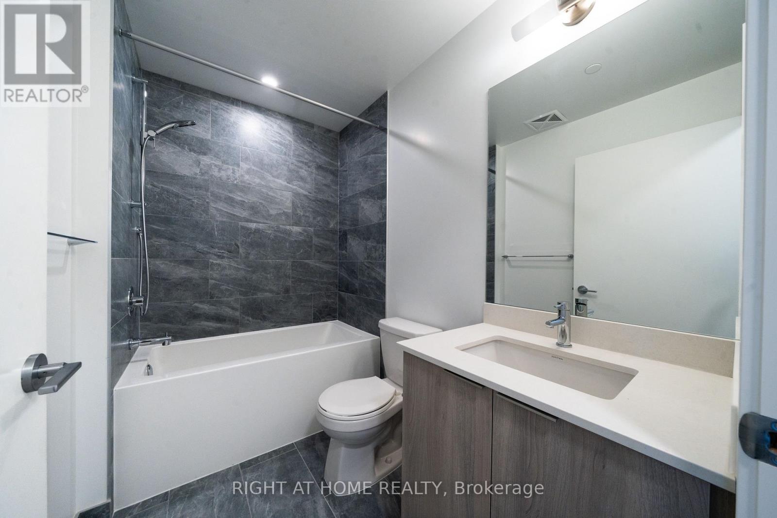 3402 - 395 Square One Drive, Mississauga, Ontario  L5B 0P6 - Photo 16 - W12629278