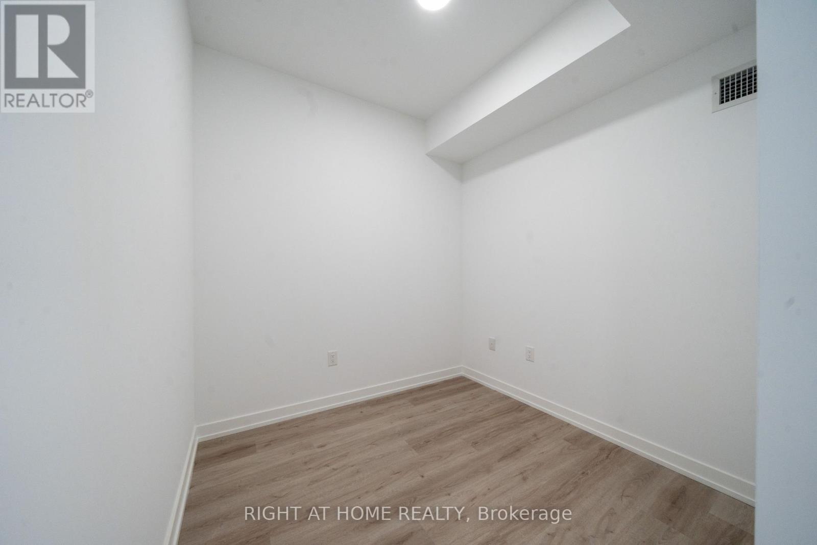 3402 - 395 Square One Drive, Mississauga, Ontario  L5B 0P6 - Photo 18 - W12629278