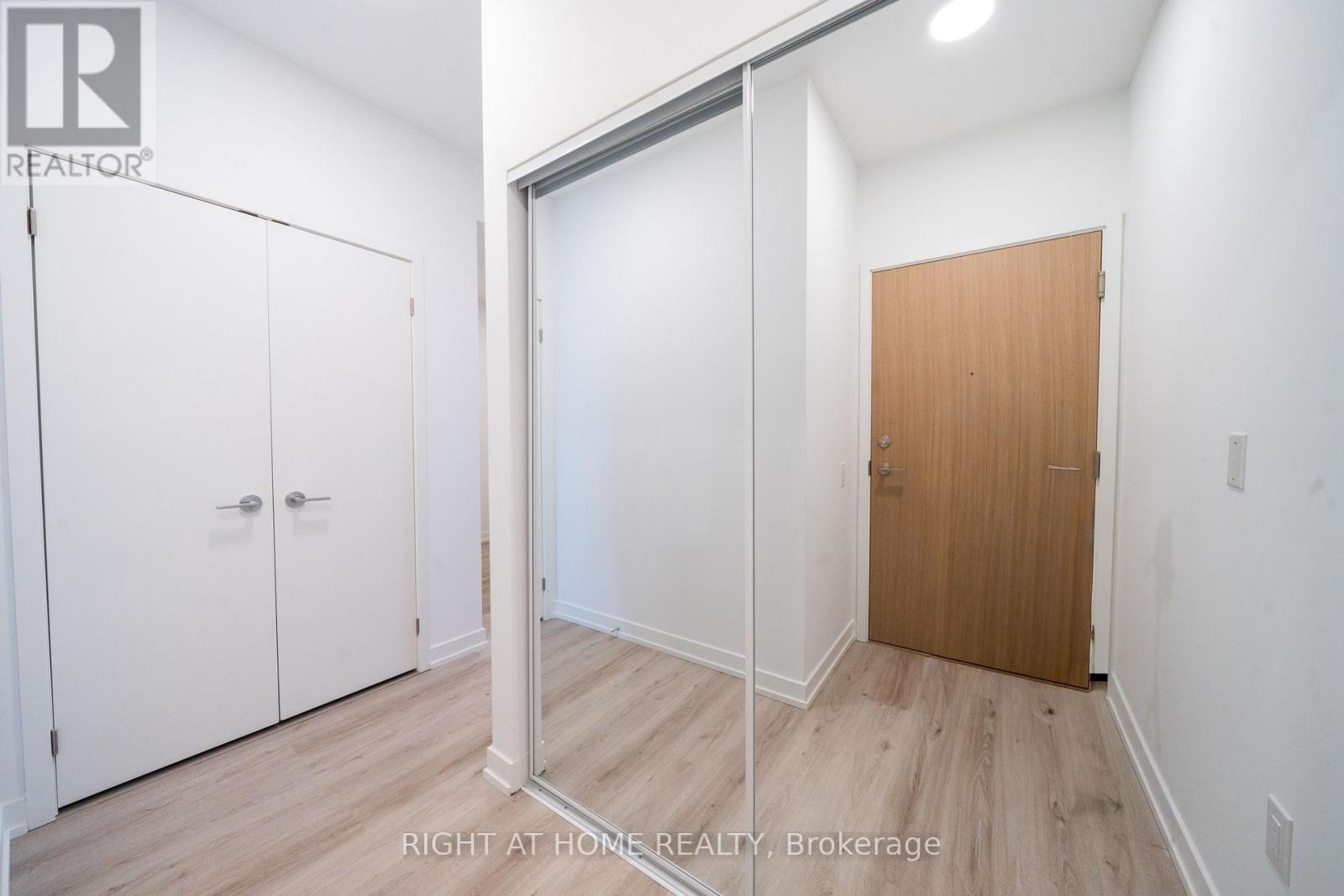 3402 - 395 Square One Drive, Mississauga, Ontario  L5B 0P6 - Photo 3 - W12629278