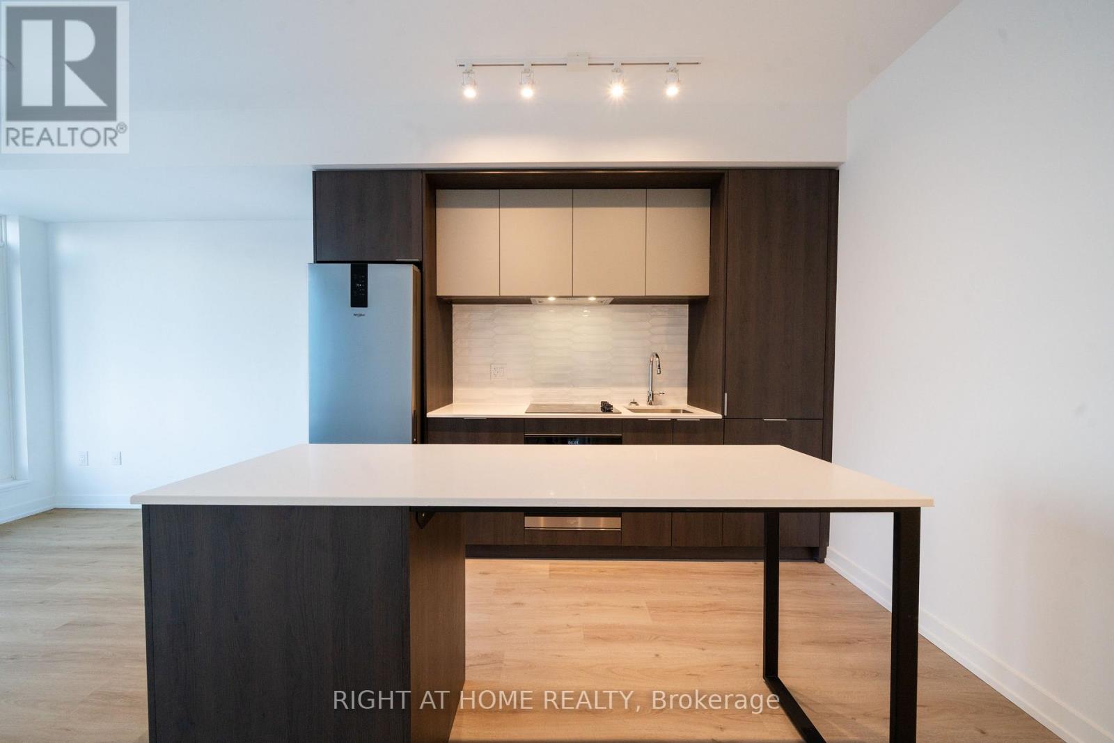 3402 - 395 Square One Drive, Mississauga, Ontario  L5B 0P6 - Photo 5 - W12629278