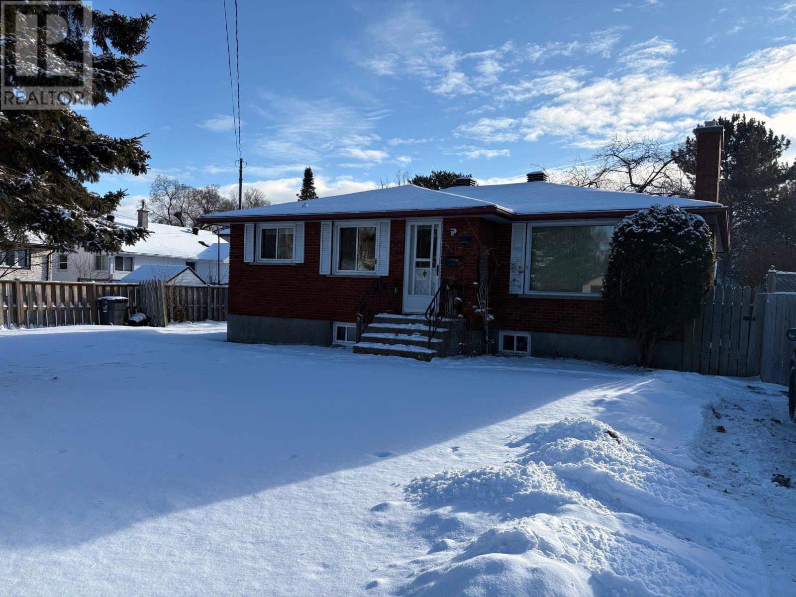 807 Superior AVE, THUNDER  BAY, Ontario