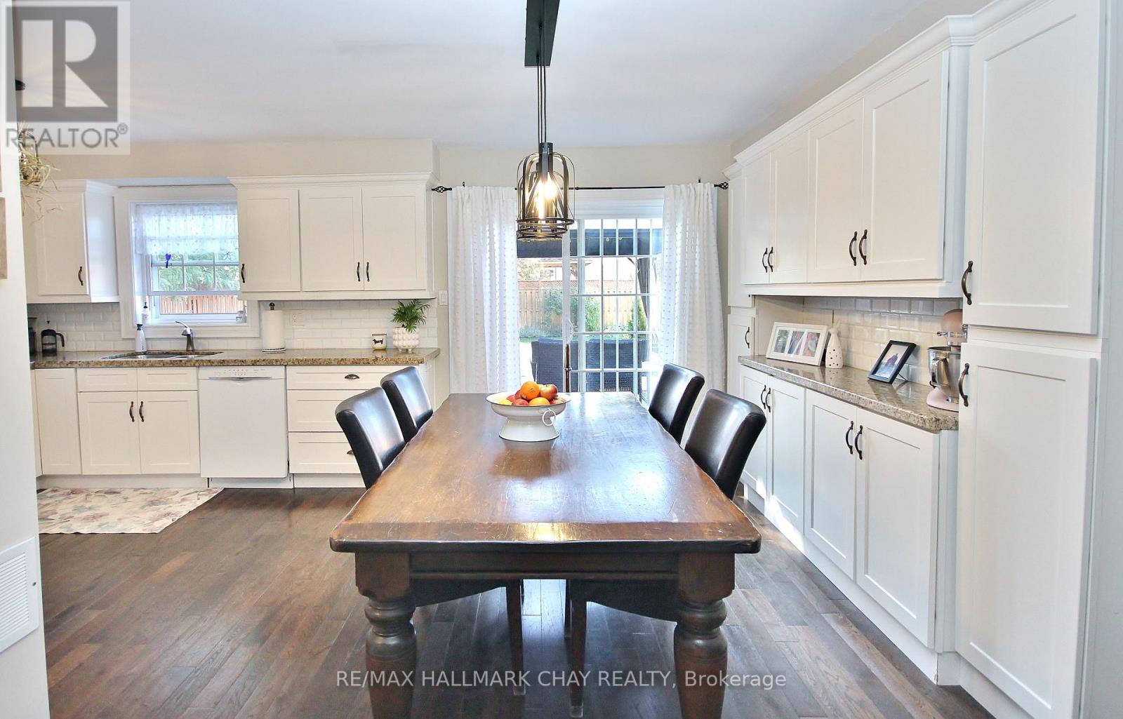 1084 Winnifred Court, Innisfil, Ontario L9S 2B3 - Photo 9 - N12415097