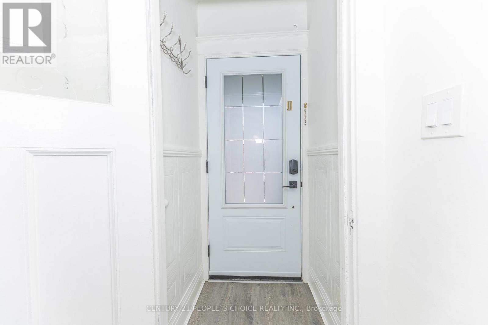 Upper - 212 Oakwood Avenue, Toronto, Ontario M6E 2V4 - Photo 13 - C12605352