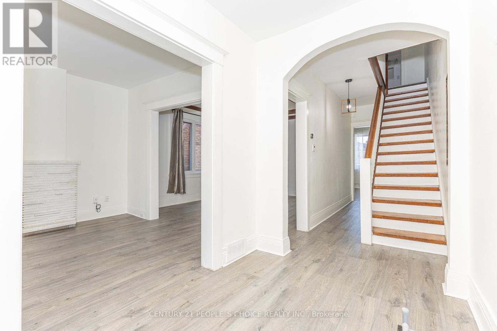 Upper - 212 Oakwood Avenue, Toronto, Ontario M6E 2V4 - Photo 16 - C12605352