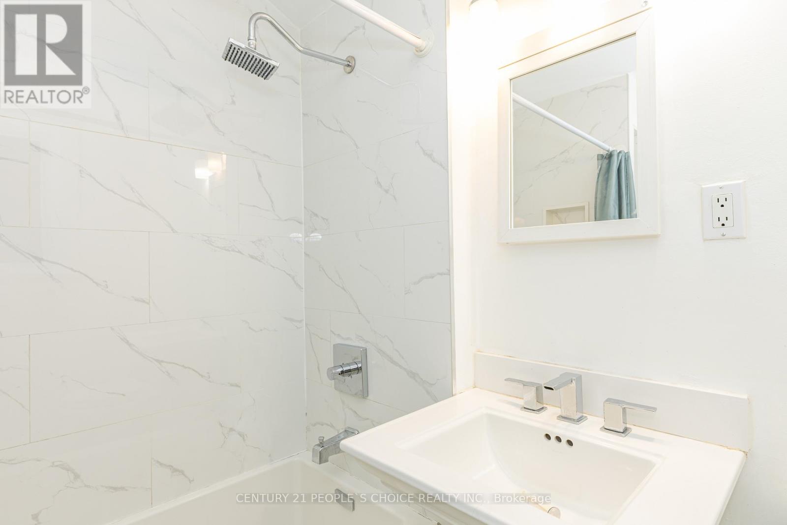 Upper - 212 Oakwood Avenue, Toronto, Ontario M6E 2V4 - Photo 39 - C12605352