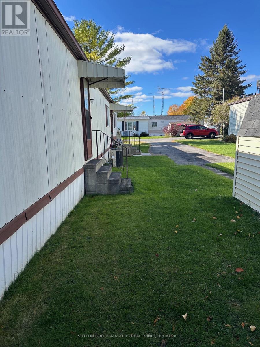 9 Maple Drive, Greater Napanee (Greater Napanee), Ontario  K7R 3L2 - Photo 3 - X12486871