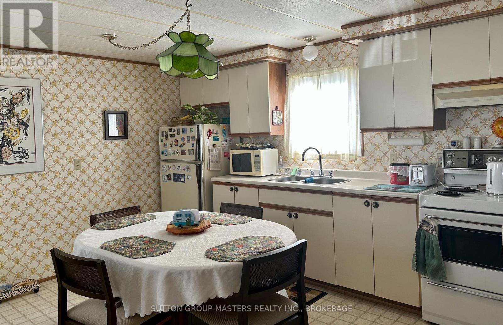 9 Maple Drive, Greater Napanee (Greater Napanee), Ontario  K7R 3L2 - Photo 8 - X12486871