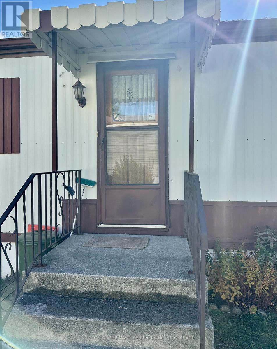 9 Maple Drive, Greater Napanee (Greater Napanee), Ontario  K7R 3L2 - Photo 4 - X12486871