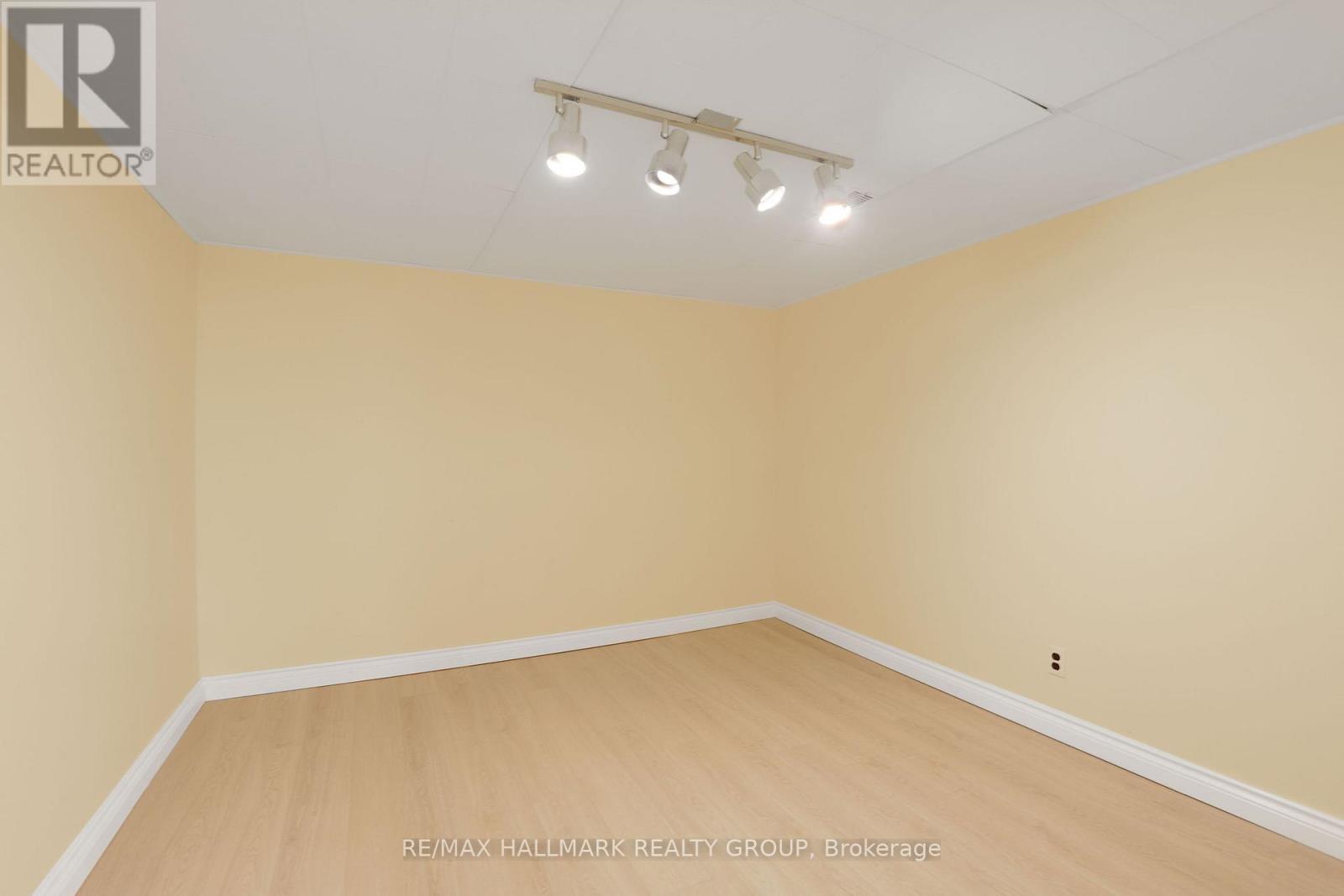 1948 Sharel Drive, Ottawa, Ontario K1H 6W2 - Photo 27 - X12627680