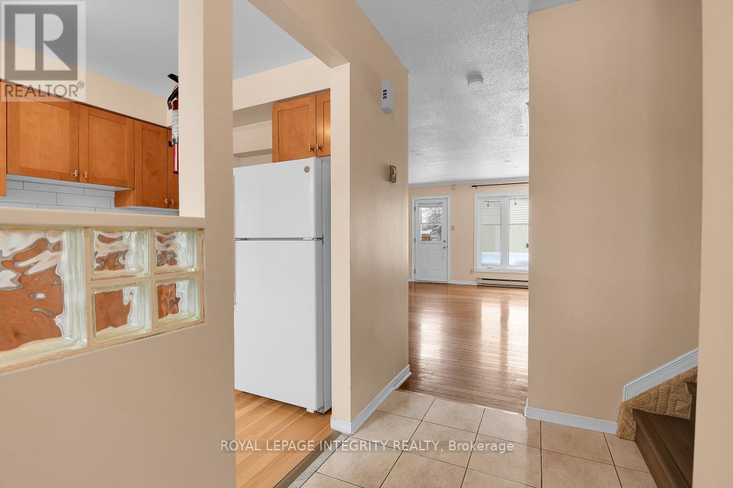 1312 Alness Court, Ottawa, Ontario  K1B 5H2 - Photo 3 - X12629404