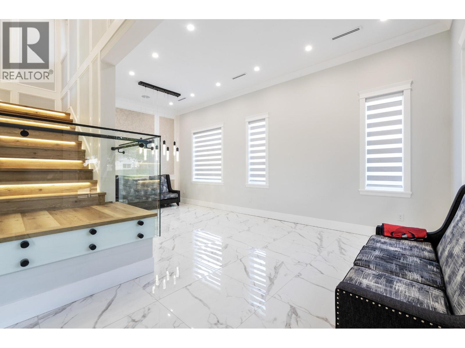 8007 Bradley Avenue, Burnaby, British Columbia  V5J 3T9 - Photo 3 - R3073583